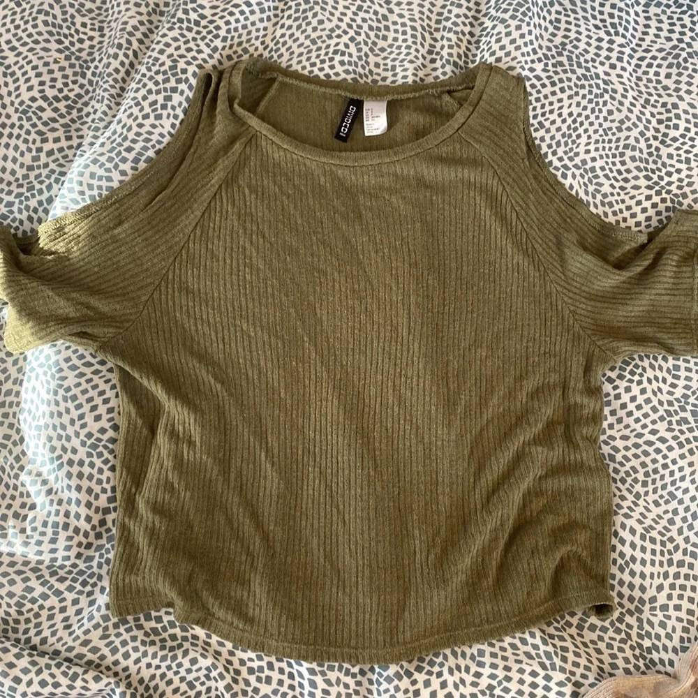 H&M Open Shoulder Top - Picture 5 of 5